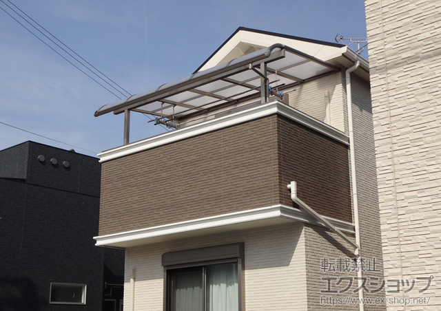 大阪府貝塚市のLIXIL リクシル（トステム）のバルコニー・ベランダ屋根 パワーアルファ RB型 屋根タイプ 単体 積雪〜30cm対応+吊り下げ式物干し 標準 2本入 施工例