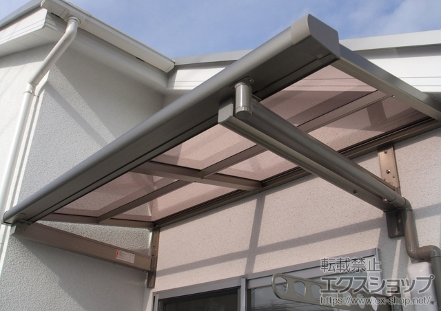 神奈川県横浜市のLIXIL リクシル（トステム）のバルコニー・ベランダ屋根 ライザーテラスII F型 ルーフタイプ 単体 積雪〜20cm対応+壁付け式物干し ロング 2本入 施工例