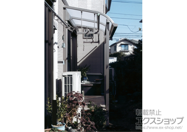 東京都杉並区のLIXIL リクシル（トステム）のテラス屋根 ライザーテラスII R型 テラスタイプ 単体 積雪〜20cm対応+吊下げ物干し　標準2本入り+壁付け物干し　標準2本入り 施工例