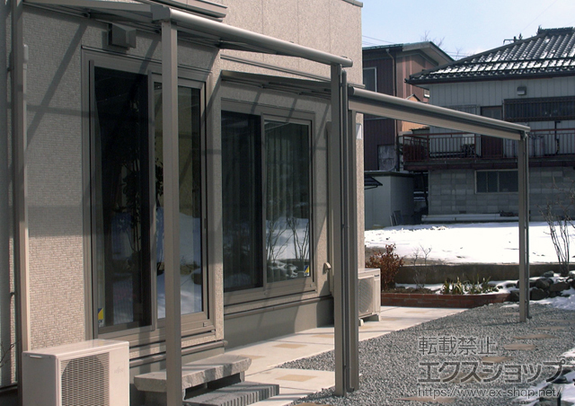 福島県須賀川市のLIXIL リクシル（トステム）のテラス屋根 ライザーテラスIIF型 テラスタイプ 積雪〜20cm対応 施工例