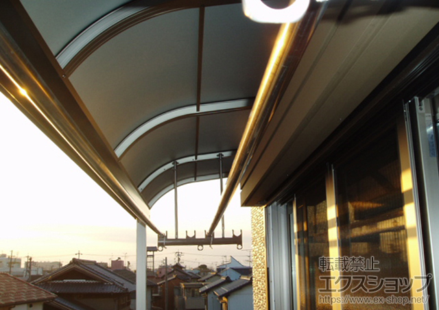 愛知県清洲市のLIXIL リクシル（トステム）のバルコニー・ベランダ屋根 ライザーテラスII R型 屋根タイプ 単体 積雪〜20cm対応+吊り下げ物干し　標準2本入 施工例