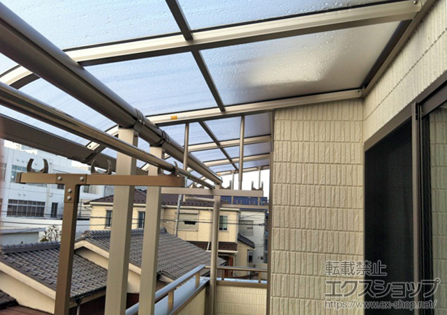 東京都足立区ののバルコニー・ベランダ屋根 プレシオステラス R型 屋根タイプ 単体 積雪〜20cm対応+吊り下げ式物干し 標準 2本入り 施工例