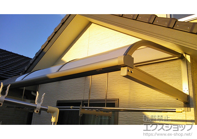 兵庫県加古川市のLIXIL リクシル（トステム）のバルコニー・ベランダ屋根 ライザーテラスII R型 ルーフタイプ 単体 積雪〜20cm対応+吊り下げ物干し 標準 2本入り 施工例