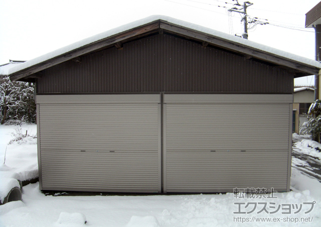 新潟県長岡市のLIXIL リクシル（トステム）のガレージシャッター ガレージシャッタークワトロ 手動式 外部付タイプ 施工例
