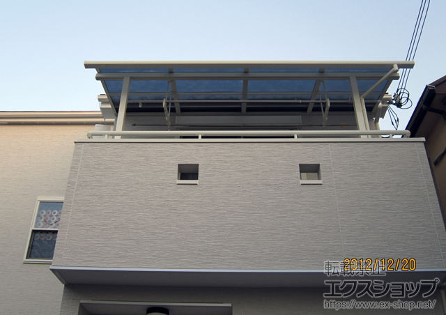 大阪府高槻市のLIXIL リクシル（トステム）のバルコニー・ベランダ屋根 ライザーテラスII R型 屋根タイプ 単体 積雪〜20cm対応＋吊り下げ物干し　標準2本入 施工例