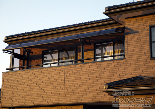 静岡県浜松市のLIXIL リクシル（トステム）のバルコニー・ベランダ屋根 ライザーテラスII R型 屋根タイプ 連棟 積雪〜20cm対応＋吊り下げ物干し ショート 標準 2本入＋ライザーテラスII 側面スクリーン1段＋ライザーテラスII 側面ランマパネル（R型） 施工例