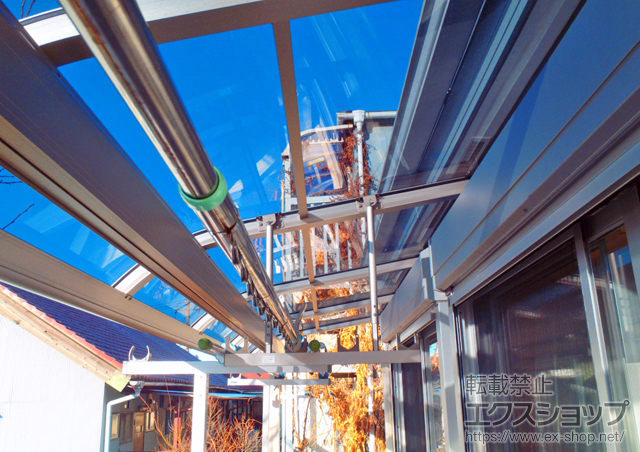 東京都江戸川区ののバルコニー・ベランダ屋根 ヴェクターテラス R型 屋根タイプ 単体 積雪〜20cm対応+吊下げ物干し 標準 2本入 施工例