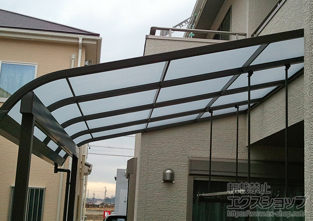 愛知県岩倉市のLIXIL リクシル（トステム）のテラス屋根 ライザーテラスII R型 テラスタイプ 単体 積雪〜20cm対応+吊り下げ式物干し ロング 2本入り 施工例