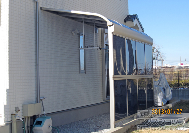 静岡県浜松市ののテラス屋根 ヴェクターテラス R型 テラスタイプ 単体 積雪〜20cm対応+前面パネル　2段仕様+前面パネルすき間隠し+吊り下げ式物干し 標準 2本 施工例