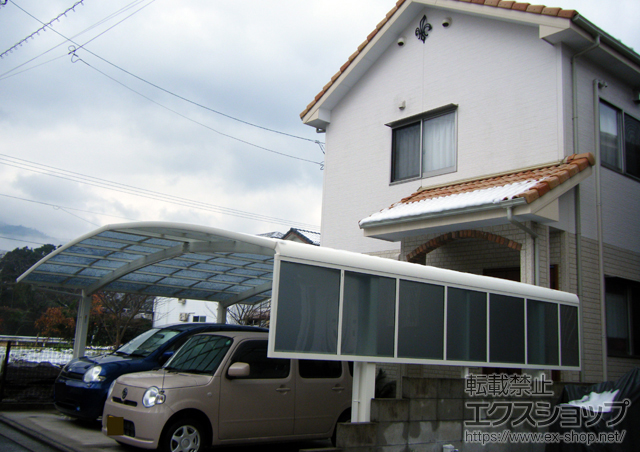 愛媛県宇和島市ののカーポート レイナトリプルポート 積雪〜20cm対応＋レイナトリプルポート サイドパネル 施工例
