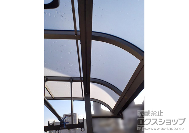 大阪府大阪市のLIXIL リクシル（トステム）のバルコニー・ベランダ屋根 ライザーテラスII R型 屋根タイプ 単体 積雪〜20cm対応+吊り下げ式物干し 標準 2本入 施工例