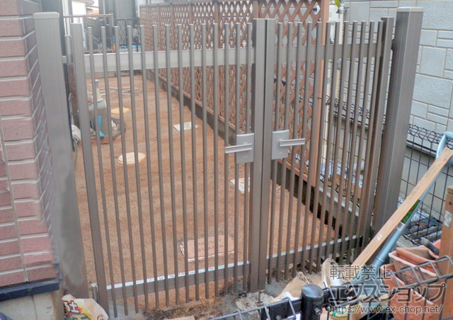 埼玉県さいたま市のの門扉 ハイ千峰 両開き 柱使用 施工例
