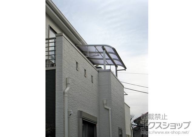 埼玉県川口市ののバルコニー・ベランダ屋根 プレシオステラス R型 屋根タイプ 単体 積雪〜20cm対応＋吊り下げ式物干し 標準2本入り 施工例