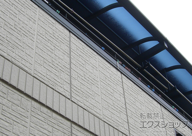 岡山県倉敷市ののバルコニー・ベランダ屋根 ヴェクターテラス R型 ルーフタイプ 連棟 積雪〜20cm対応＋吊り下げ式物干し　標準2本入 施工例