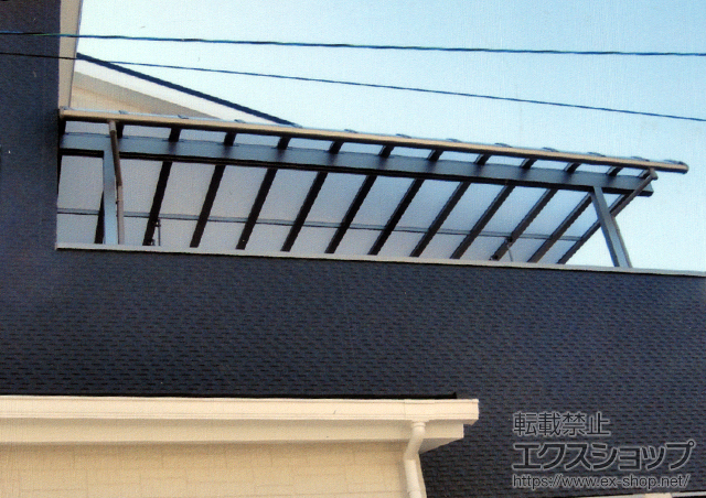 大阪府摂津市のLIXIL リクシル（トステム）のバルコニー・ベランダ屋根 パワーアルファ RB型 屋根タイプ 単体　積雪〜30cm対応+パワーアルファ用吊下げ物干し 施工例
