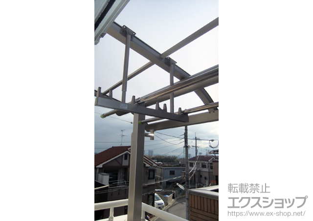 大阪府高槻市ののバルコニー・ベランダ屋根 ヴェクター テラス R型 屋根タイプ 単体 積雪〜20cm対応＋物干しセット 2本入 施工例