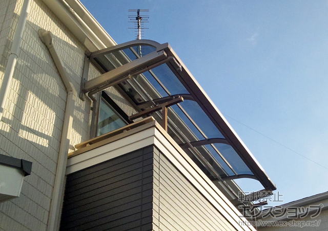 東京都西東京市のLIXIL リクシル（トステム）のバルコニー・ベランダ屋根 ライザーテラスII R型 ルーフタイプ 単体 積雪〜20cm対応 施工例