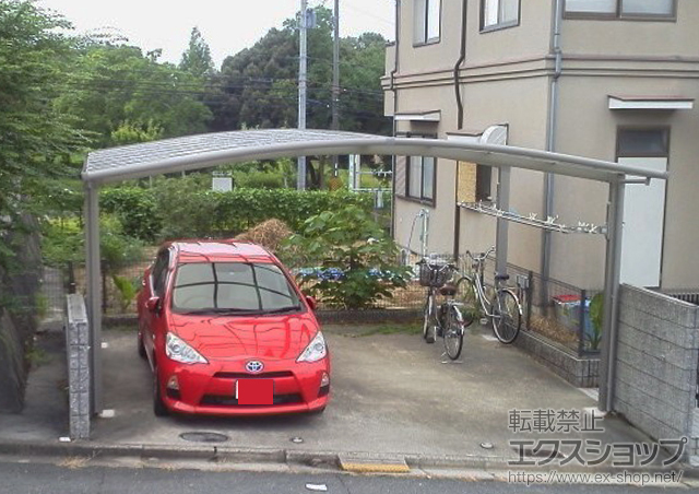 奈良県奈良市のLIXIL リクシル（トステム）のカーポート カーブポートシグマIII ワイド 積雪〜30cm対応+収納式物干し　標準　2本入り 施工例