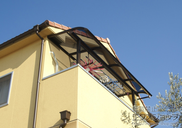 大阪府豊中市ののバルコニー・ベランダ屋根 プレシオステラス R型 屋根タイプ 単体 積雪〜20cm対応＋吊り下げ式物干し 標準 2本入 施工例