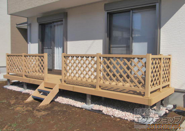 千葉県千葉市ののウッドデッキ リウッドデッキ 200 連棟+リウッドステップ5型 Tタイプ（2段）+リウッドデッキフェンス2型＜ラチス格子＞+点検口 施工例