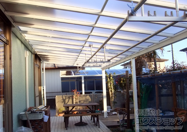 宮城県柴田郡柴田町ののテラス屋根 ヴェクターテラス F型 テラスタイプ 連棟 積雪〜20cm対応＋吊り下げ式物干し　標準2本入 施工例