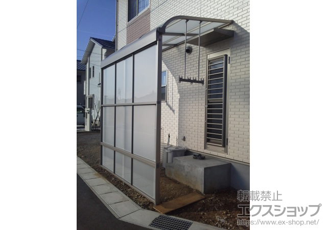 静岡県伊豆の国市のLIXIL リクシル（トステム）のテラス屋根 ライザーテラスII R型 テラスタイプ 単体 積雪〜20cm対応+ライザーテラスII 前面スクリーン2段＋1段+吊り下げ式物干し 標準 ロング 2本入 施工例