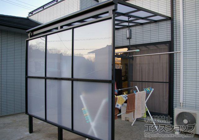 香川県高松市のLIXIL リクシル（トステム）のテラス屋根 ライザーテラスII F型 テラスタイプ 単体 積雪〜20cm対応+ライザーテラスII 前面スクリーン2段+吊り下げ式物干し ワイド 2本入り+吊り下げ式物干し ワイド 2本入り 施工例