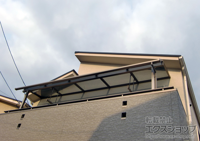 兵庫県宝塚市のLIXIL リクシル（トステム）のバルコニー・ベランダ屋根 ライザーテラスII R型 屋根タイプ 単体 積雪〜20cm対応＋吊下げ物干し 標準 2本入 施工例