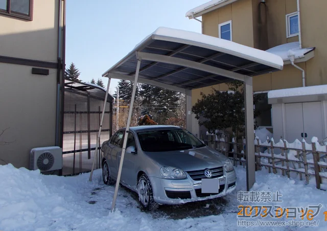 長野県北佐久郡軽井沢町のLIXIL リクシル（トステム）のカーポート カーブポートシグマIII 積雪～20cm対応＋着脱式サポート 施工例