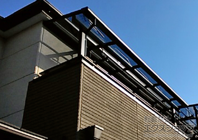 東京都日野市のLIXIL リクシル（トステム）のバルコニー・ベランダ屋根 ライザーテラスII F型 屋根タイプ 単体 積雪〜20cm対応＋ライザーテラスII F型用オプション 施工例