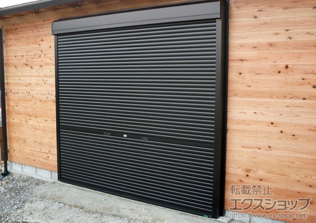 千葉県香取郡のLIXIL リクシル（トステム）のガレージシャッター ガレージシャッタークワトロ 手動式 外部付タイプ 施工例