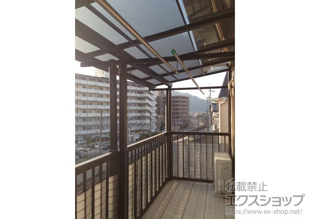 兵庫県川西市のLIXIL リクシル（トステム）のバルコニー・ベランダ屋根 ライザーテラスII F型 屋根タイプ 連棟 積雪〜20cm対応 施工例