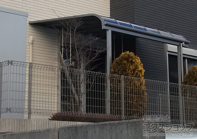 兵庫県三木市のLIXIL リクシル（トステム）のテラス屋根 ライザーテラスII R型 テラスタイプ 単体 積雪〜20cm対応＋吊り下げ物干し 標準 ロング 2本入り 施工例