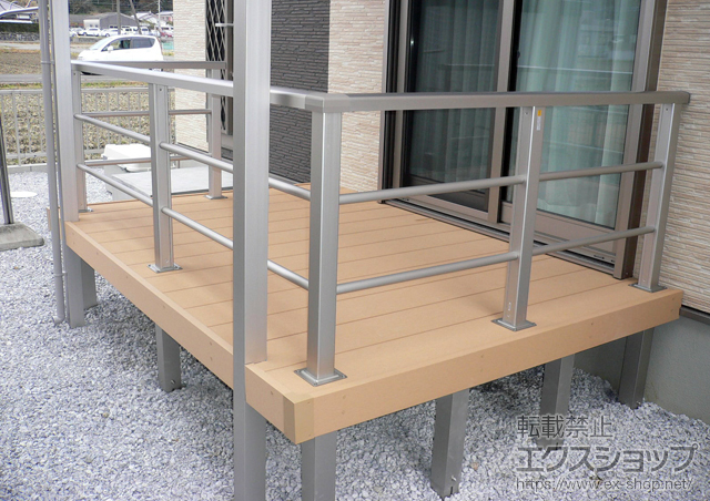 宮崎県日南市ののウッドデッキ リウッドデッキ200＋シンプルモダンデッキフェンス2型<横格子2本タイプ> 施工例