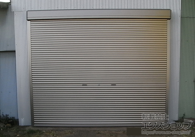群馬県邑楽郡千代田町のLIXIL リクシル（トステム）のガレージシャッター ガレージシャッタークワトロ 手動式 外部付タイプ 施工例