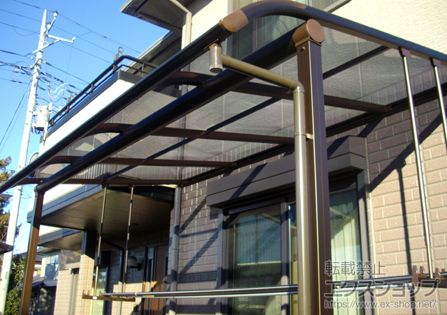 群馬県館林市ののテラス屋根 プレシオステラス R型 テラスタイプ 単体 積雪〜20cm対応＋吊り下げ式物干し ロング 2本入 施工例