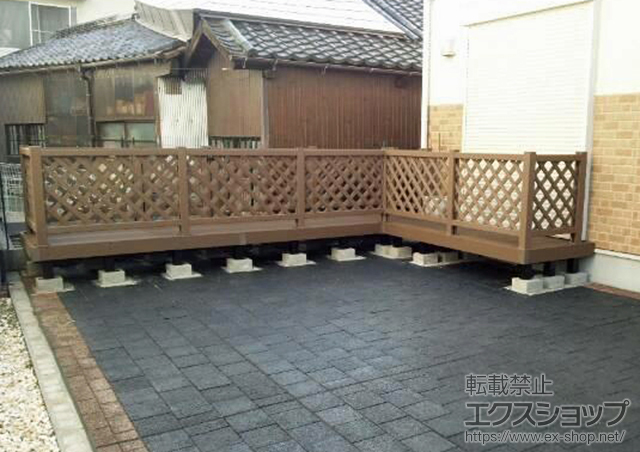広島県呉市ののウッドデッキ リウッドデッキ 200 単体 +リウッドデッキフェンス1型＋デッキ門扉1型＜井桁格子＞ 施工例