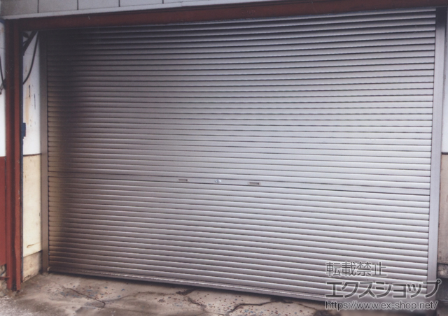新潟県燕市のLIXIL リクシル（トステム）のガレージシャッター ガレージシャッタークワトロ 手動式 外部付タイプ 施工例