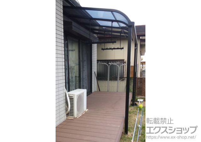 奈良県葛城市のLIXIL リクシル（トステム）のテラス屋根 ライザーテラスII R型 テラスタイプ 単体 積雪〜20cm対応+吊り下げ物干し ワイド 標準 2本入 施工例