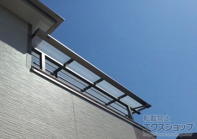 千葉県佐倉市のLIXIL リクシル（トステム）のバルコニー・ベランダ屋根 ライザーテラスII F型 屋根タイプ 単体 積雪〜20cm対応+吊り下げ物干し　標準　2本入 施工例