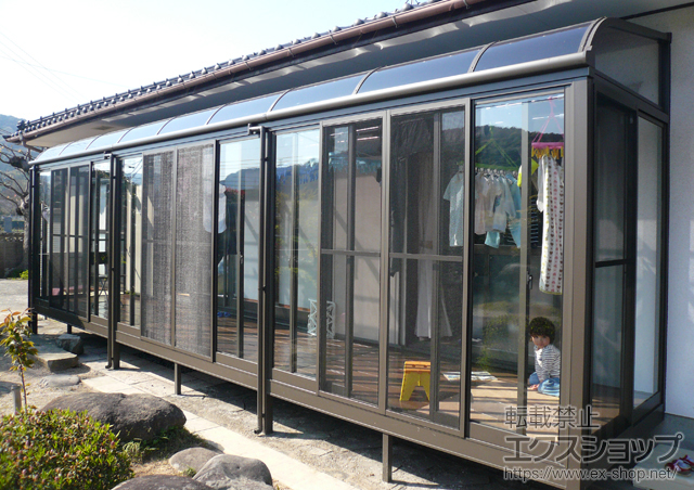 福岡県北九州市のLIXIL リクシル（トステム）のテラス囲い・サンルーム ほせるんですII R型 床納まり 連棟 積雪〜20cm対応+吊り下げ物干し　標準　2本入/網戸 施工例