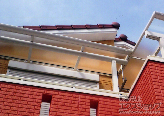 大阪府守口市ののバルコニー・ベランダ屋根 ヴェクターテラス F型 屋根タイプ  積雪〜20?対応+吊り下げ物干し　標準　2本入（\10,000） 施工例