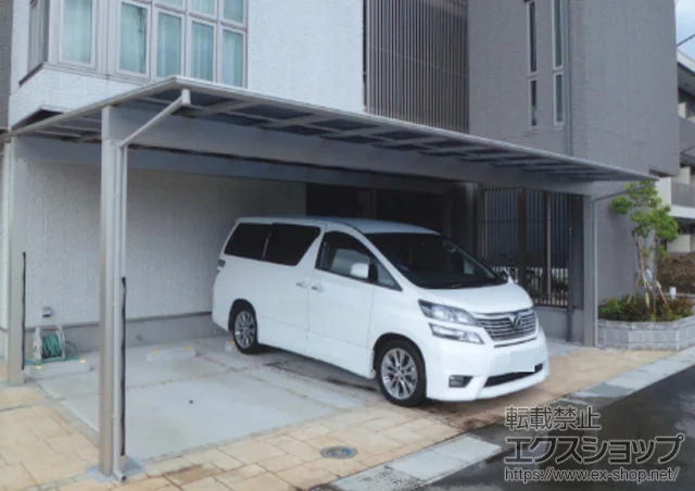 埼玉県八潮市のYKKAPのカーポート エフルージュ トリプル 積雪～20cm対応+柱カバー（大） 2枚入り 施工例