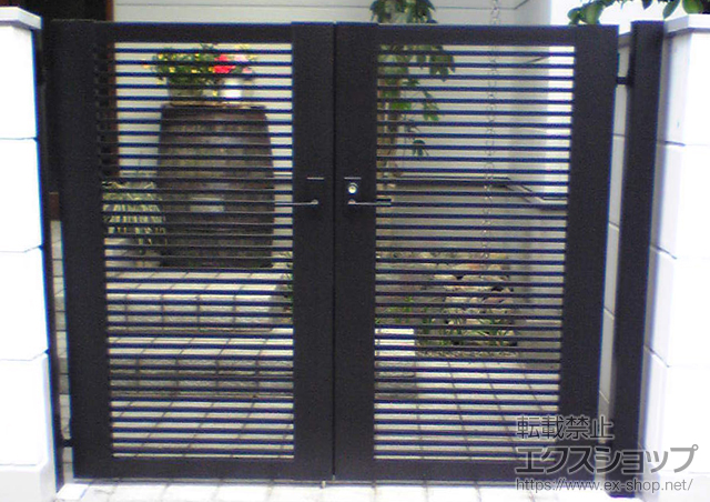 愛知県名古屋市のLIXIL リクシル(新日軽)の門扉 エクジス門扉R1型 両開き 門柱式 施工例