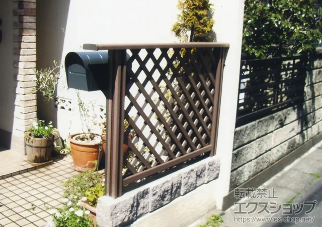 神奈川県川崎市のLIXIL リクシル(TOEX)のフェンス・柵・塀 樹の木III用デッキフェンス フラットラチスパネル（密目タイプ） 柱埋込仕様 施工例