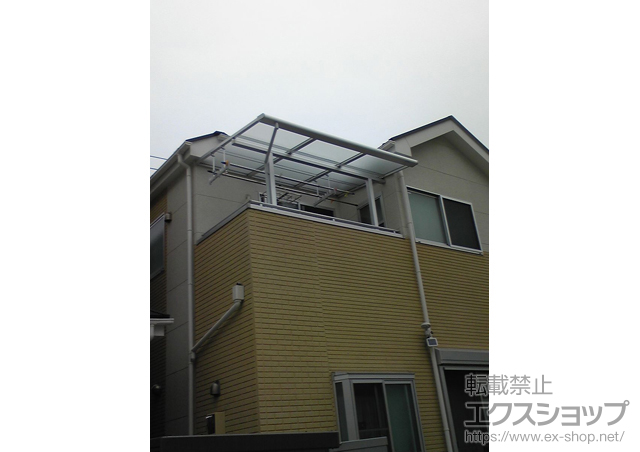 東京都足立区のLIXIL リクシル（トステム）のバルコニー・ベランダ屋根 ライザーテラスII F型 単体 屋根タイプ 積雪〜20cm対応+吊り下げ物干し　標準　2本入 施工例