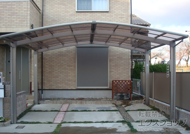 愛知県清須市のLIXIL リクシル（トステム）のカーポート カーブポートシグマIII M合掌 積雪〜30cm対応+収納式物干しセット　標準　2本入り 施工例