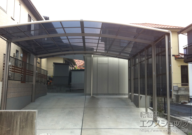 広島県尾道市のLIXIL リクシル（トステム）のカーポート カーブポートシグマIII ワイド 積雪〜30cm対応+カーブポートシグマIII サイドパネル+収納式物干し 標準タイプ 2本入り 施工例