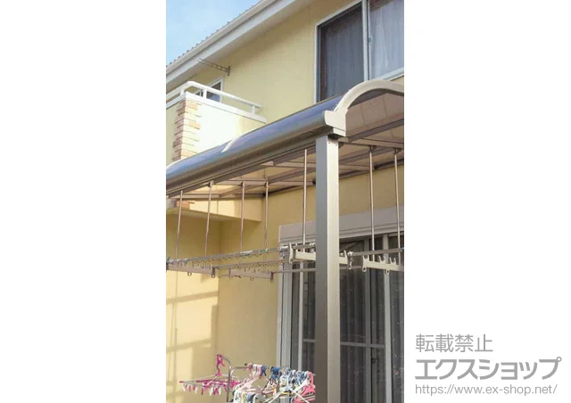福岡県朝倉郡筑前町のLIXIL リクシル（トステム）のテラス屋根 ライザーテラスII R型 テラスタイプ 単体 積雪～20cm対応+吊り下げ式物干し 標準 2本入り×2セット 施工例