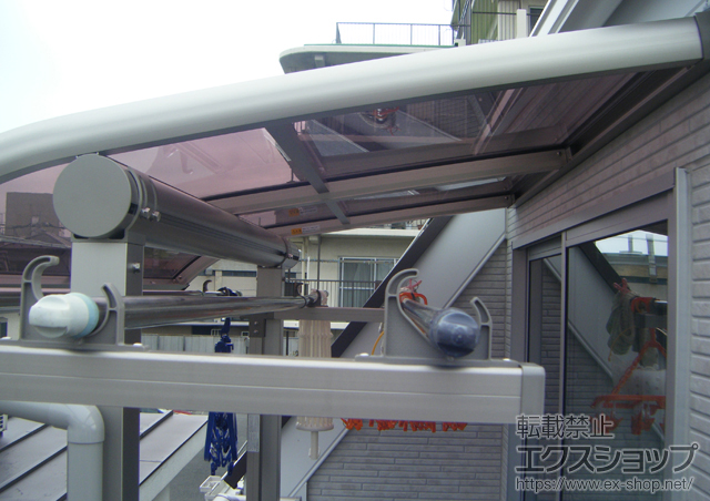 東京都板橋区ののバルコニー・ベランダ屋根 ヴェクターテラス R型 屋根タイプ 単体 積雪〜20cm対応+壁付け物干し 標準タイプ 2本入り 施工例
